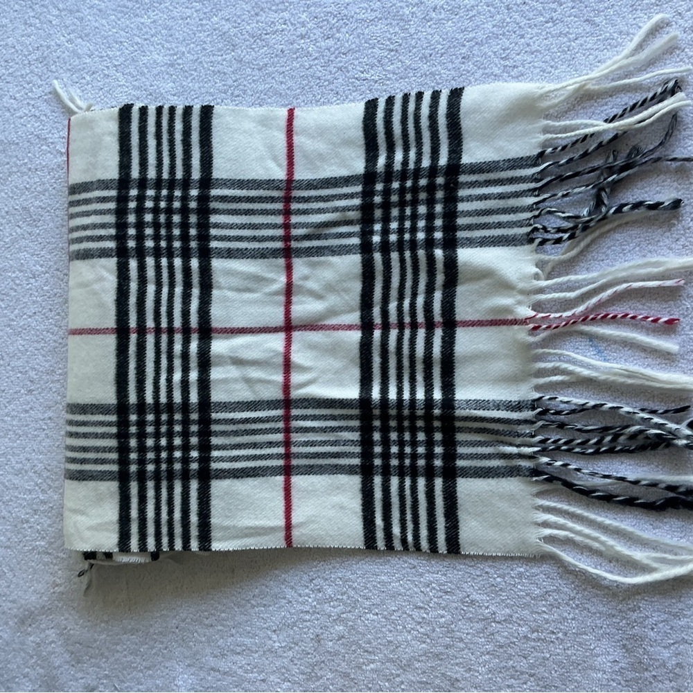 Elegant  Black and White Cashmere Plaid Scarf - Picture 6 of 9